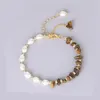 Strand Reiki Healing Natural Chip Crystal Stone Fresh Water Pearl 14K Guldpläterad justerbar kedja för kvinnor Trendiga eleganta armband