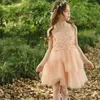 Abiti da ragazza Bellissimo abito a fiori per matrimonio Tulle senza maniche al ginocchio Applique Prima festa di compleanno eucaristica del bambino