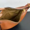 Sac à bandoulière de mode de créateur Sac sous les bras Les sacs de luxe pour femmes sont essentiels pour le voyage Style minimaliste avancé Logo de l'arc de triomphe Décoration Sac à main à fermeture éclair