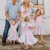 Familie Matching Outfits Summer Spring Kleurrijke moeder en mij Draai Daddy Son T -shirt Look Holdiday Deskleding 230424