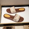 Designerskie płaskie sandały luksusowe kapcie kobiety haft haft sandały moda klapka flop listew lisper na plażę zjeżdżalnia o niskim obcasie buty