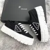 Femmes Hommes Designer Gabardine Double Roue Nylon Baskets Chaussures Noir Blanc Triangle Casual Entraîneur En Plein Air De Luxe Plateforme De Mode Mocassins Solide Chaussure À Talons Hauts