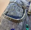 Jeans pour femmes jeans de la rue à la main