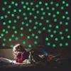 Stickers muraux 50pcs dans la lueur sombre décorations de fenêtre de flocon de neige lampe fluorescente en plastique décoration de chambre d'enfants de Noël