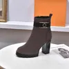 2023 LÄDER 100% RIVET SOOTS KVINNA KOWHIDE blixtlås Metallbälte Buckle Designer Ankle Boot Lady High Heels Fashion Autumn Winter Thick Heel Women skor Storlek 35-42