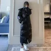 Korki damskie płaszcze srebrne błyszczące puchowa kurtka średnia długość 2023 zimowa koreańska wersja luźna nad-kolana ciepła moda parkas kobieta