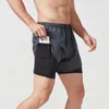 Mężczyźni śledzą luźne trzypunktowe spodnie oddychające szybkie suche podszewka przeciw luminescencji podwójna warstwowa fitness Szorty maratonowe