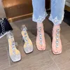 Sandaler 2023 Sommarförsäljning av kvinnors skor Passar Plastis Sandalblock Heels Kvinnlig Beige Buckle Strap All-Match Transparent Chunky Fashion