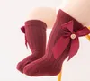Calzini per neonati color caramello con nuovi calzini lunghi morbidi per neonati in maglia di cotone al 100% con fiocco