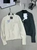1125 L 2023 Подиумная осень, брендовый свитер в том же стиле, кардиган с длинными рукавами, белый, серый, с круглым вырезом, женская одежда, женская одежда высокого качества qian