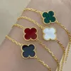 Designerörhängen 4/fyra bladklöver charm Fourleaf Clover Single Flower Armband Medium Girls 'Luxury Small Group K Rose Golden Year New Red Agate Fritillaria