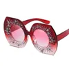 Lunettes de soleil blanc strass femmes dame mode été cristal surdimensionné rouge carré UV400 lunettes nuances lunettes de soleil lunettes de soleil