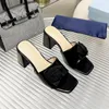 2023 dames hoge hak sandalen glanzend lederen midden hiel driehoek metaal gegraveerd micro label Summer Beach Slide Slippers