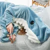 Koce kreskówka Shark śpiwór śpiwór piżamowy biuro drzemka koc karakal wysokiej jakości tkaniny szal syrena na prezent świąteczny 231124