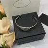 Designers de luxe Diamond Bangles Loves Womens Hard Body Bracelet Mens Triangle Lady Wedding Valentines Gift Box Accessoires Bijoux de luxe