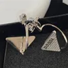 Boucles d'oreilles argentées de luxe pour dames Embellissement de diamant unique brillant plein de strass Triangle S925 Silver Needle Jewelry