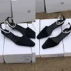 Toteme Designer 2023 New Cat Summer Sandals Fashion Silk Shoes Heelシングルシューズワンラインパールベルトスリムヒールサンダル女性女性セクシーなスリッパバックルYJH1