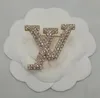 20style Diseñador de la marca de moda V Letras Broches 18K Chapado en oro Broche Traje de cristal Pin Pequeño Viento dulce Accesorios de joyería Regalo del banquete de boda