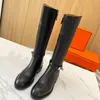 Botas femininas de couro legítimo preto de salto alto com fivela de salto alto e decoração Bota alta moderna com detalhes recortados e sapatos de meio zíper de metal dourado Tamanhos 35-41