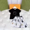 2024 faldas vestido de diseñador para niños conjunto de bebé falda para niños ropa de bebé camiseta para niños pequeños pantalones cortos de verano de lujo manga con etiquetas de letras botella de perfume diseño de labios