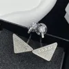 Boucles d'oreilles argentées de luxe pour dames Embellissement de diamant unique brillant plein de strass Triangle S925 Silver Needle Jewelry