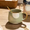 Muggar 380 ml nordiska kreativa keramiska kaffekopp hemvatten mjölk mugg guld linje med handgrepp för par te gåva 231124