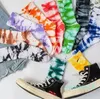 Chaussettes en gros hommes femmes bas couleurs pur coton chaussettes de Sport lettre couleur impression tie-dye