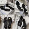 Designer toteme Donne Scarpe Flat Black Sandals per perle Flat Accentate con un'elegante perla finta sul sematino di cotone della punta del piede e cinturino alla caviglia in pelle YJ5F