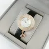 Orologi da polso 2024 Orologi da donna Cleef Orologio al quarzo a tre punti Top Arpels di lusso Cintura in pelle di marca Accessori da donna con diamanti Forma di quadrifoglio Moda VAN