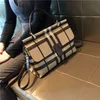 2023 Ny äkta läder Boston Tote stor kapacitet damer axelväska mångsidig kudde rutig crossbody väska