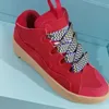 Casual skor kvinnor reser läder snörning sneaker 100% cowhide mode lady platt designer löpande tränare brev kvinna sko plattform män gym sneakers storlek 35-45