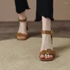 Sandały 2023 Letnie buty moda design leiture kobiety wygodne okrągłe obcasy brązowe skórzane damskie rozmiar