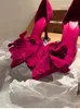 Abendschuhe Sepatu Wanita Musim Panas Keluaran Baru 2023 Pesta Hak Stiletto Ikatan Silang Sandale Seksi Unik Renda Bunga Merah Solid 230425