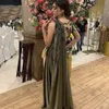 Nuovi abiti da sera personalizzati A Line Prom Party Gown Scoop Manica lunga Al pavimento Sweep Train Perline Applique Raso lungo Sexy Back Illusion