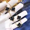 Lyxig designerarmband Luxury 4 Four Leaf Clover Charm Elegant Fashion 18K Gold Agate Shell Mor of Pearl Par Holiday Special Counter Linka009