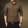 Chemises décontractées pour hommes Chemise de style militaire Couleur unie Coupe ajustée Double poches Rétro Revers Manches longues Hauts Polyvalent Simple Mode Blouse