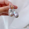 Pendientes de perlas blancas brillantes barrocas irregulares de agua dulce 100% natural, gancho para la oreja de plata esterlina S925, joyería exquisita para mujer 231124