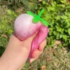 Licht gevoelige kleurveranderende aardbei-squishy speelgoed rekbare fruitstressverlichting knijpen bal voor kinderen en volwassenen