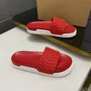 2024 Man Classic Spiks Kaptaki płaskie kolce ślizgowe sandały męskie grube gumowe kołki śliskie Slajdy Slajdy Mole dla mężczyzn Summer Casual Fashion 505