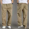 Les pantalons décontractés pour hommes peuvent être associés à des hauts, des vestes, des chemises, des t-shirts, etc.