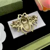 Bee Brand Double Lettre Pin Broche Géométrique Bronze Pull Costume Collier Broche Mode Hommes Femmes Cristal Strass Perle Broche Cadeau De Mariage DHL Gratuit