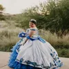 Abiti quinceanera blu charro messicani 2023 Plus Size spalle scoperte abito da ballo gonfio con fiocco pizzo a balze a strati fiore abiti da Xv abito da dolce 16 compleanno
