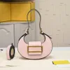 Mini-Tasche Cookie Mini Hobo Bag aus schwarzem Seidensatin verziert mit einem Verschluss Damen-Umhängetaschen Die Tasche kann dank des verstellbaren Riemens von Hand getragen werden