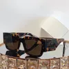 Big Black Frame Sun Glasses For Men Luxury Designer Solglasögon med Box Woman Summer Square Adumbral Polarised UV-Proof GeryGlasses