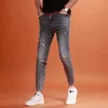 Herr jeans sommar fotled längd män mode tryckt rippade denim byxor streetwear casual grå smal fit blyertsbyxor