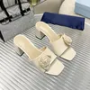 2023 dames hoge hak sandalen glanzend lederen midden hiel driehoek metaal gegraveerd micro label Summer Beach Slide Slippers