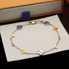 braccialet designer bracciale donna donna piccola lettera di fiori piastra rosa fascino braccialetto femminile di alta qualità personalizza gioielli di lusso raffinati per ragazza regalo con scatola