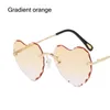 Lunettes de soleil mignonnes sans monture mince cadre en métal amour coeur lunettes en forme de coeur pour les femmes