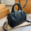 Um designer que você merece, é feito de couro e pode ser usado como uma bolsa crossbody de ombro para parecer luxuoso e elegante