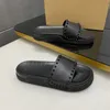 Herren-Designer-Slider, Spike-Slipper, flache Slide-Sandale, schwarze Plateau-Pantoletten, Pool-Schaumstoff-Läufer, Haus-Flip-Flops, Sommer-Strand, dicker Boden, Nieten-Slides